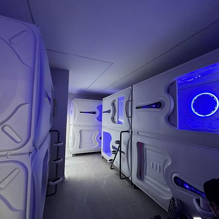 Hostel Space Capsule Madryt Zewnętrze zdjęcie