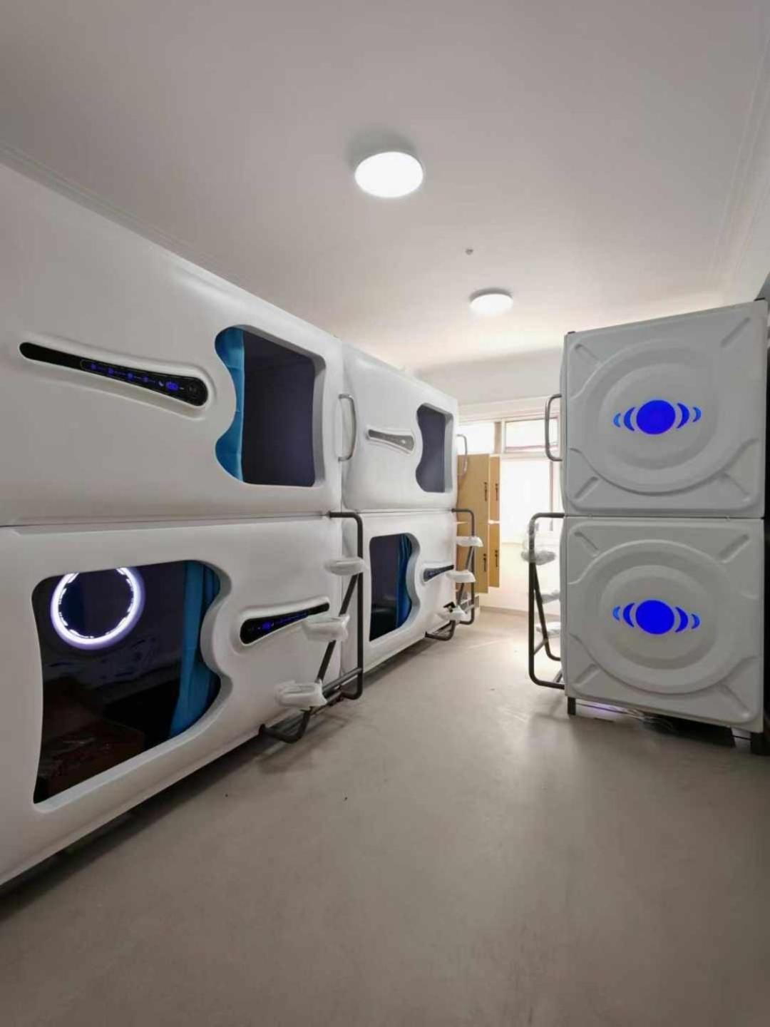 Hostel Space Capsule Madryt Zewnętrze zdjęcie