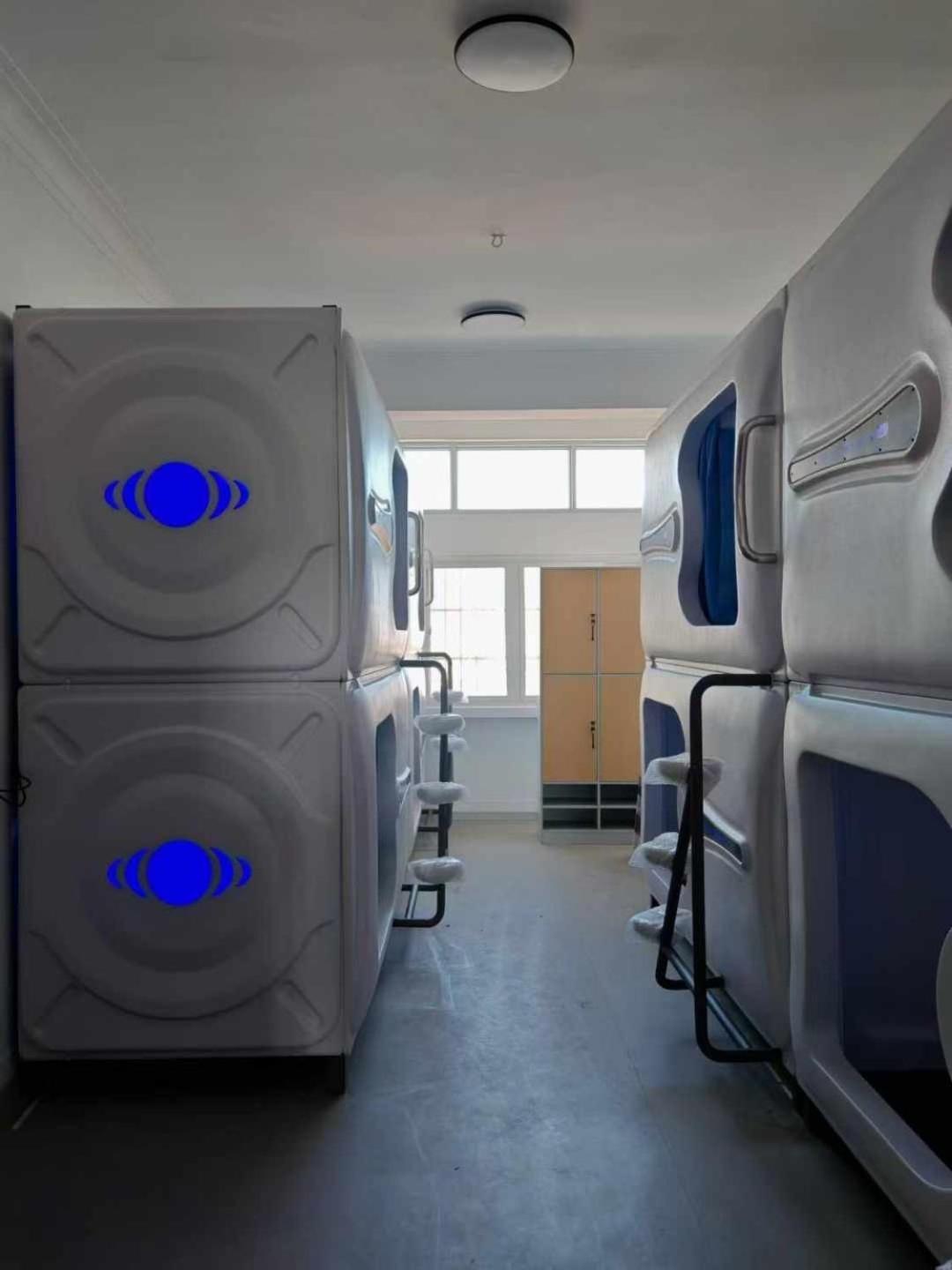Hostel Space Capsule Madryt Zewnętrze zdjęcie