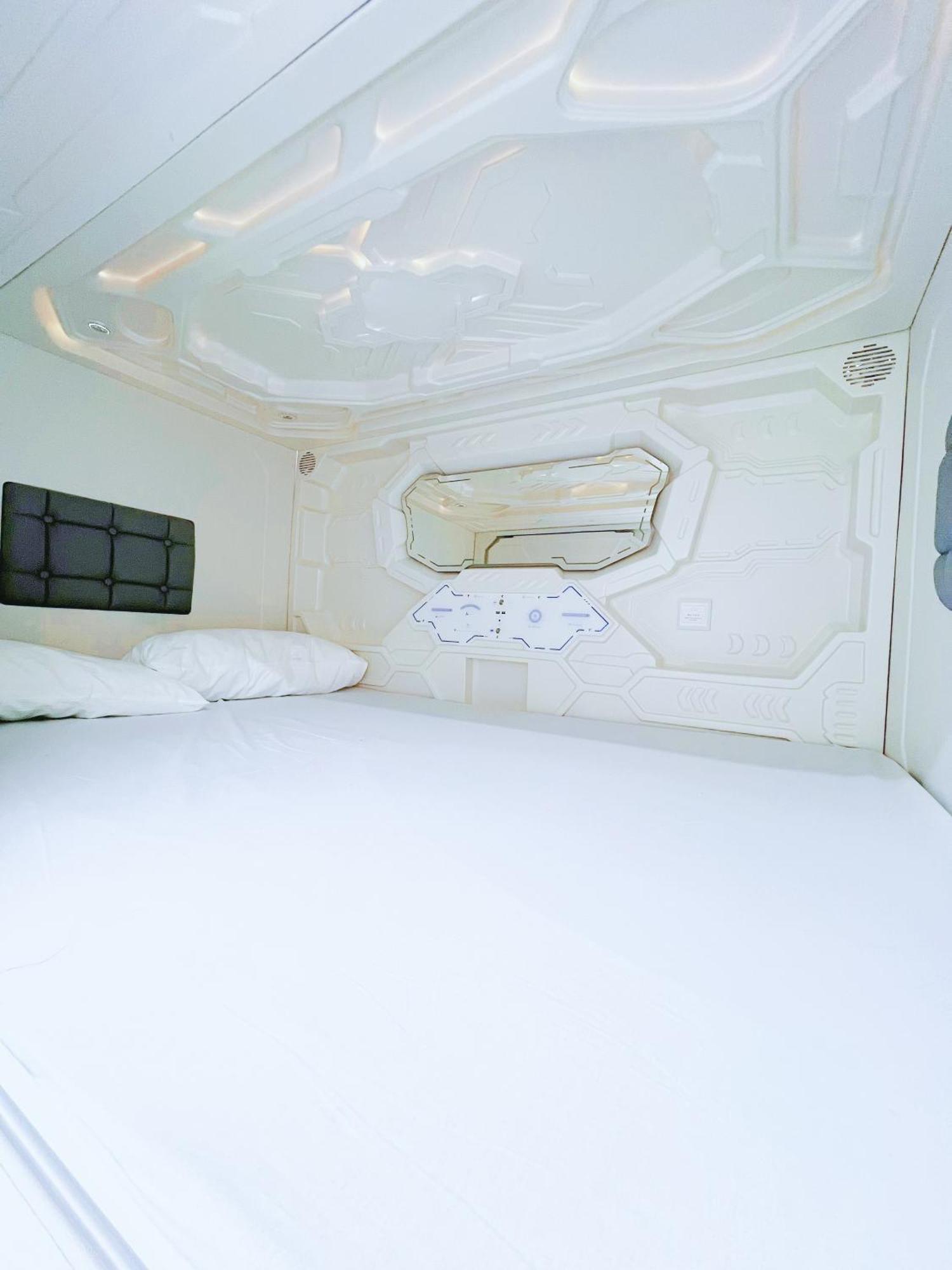 Hostel Space Capsule Madryt Zewnętrze zdjęcie