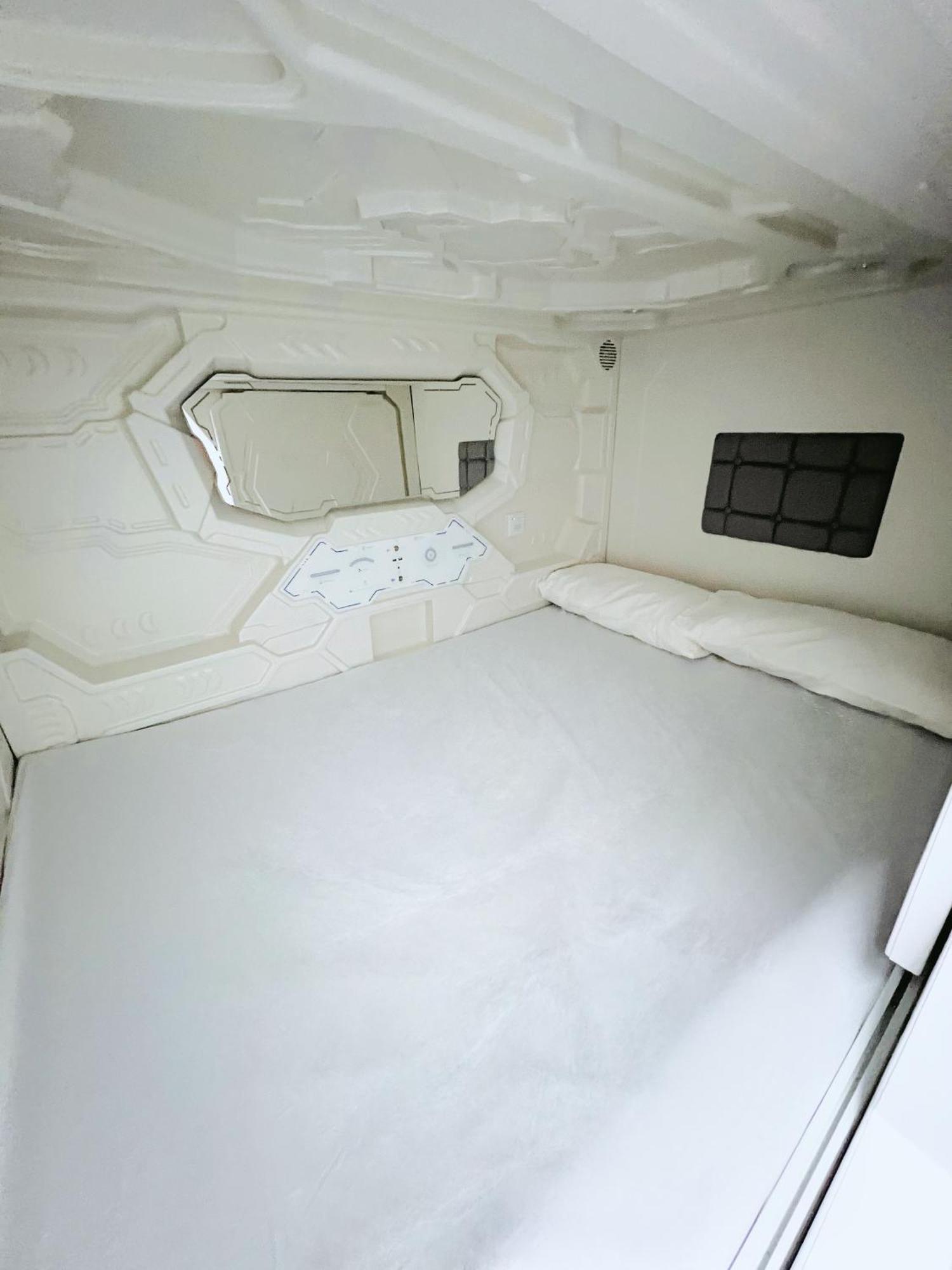 Hostel Space Capsule Madryt Zewnętrze zdjęcie