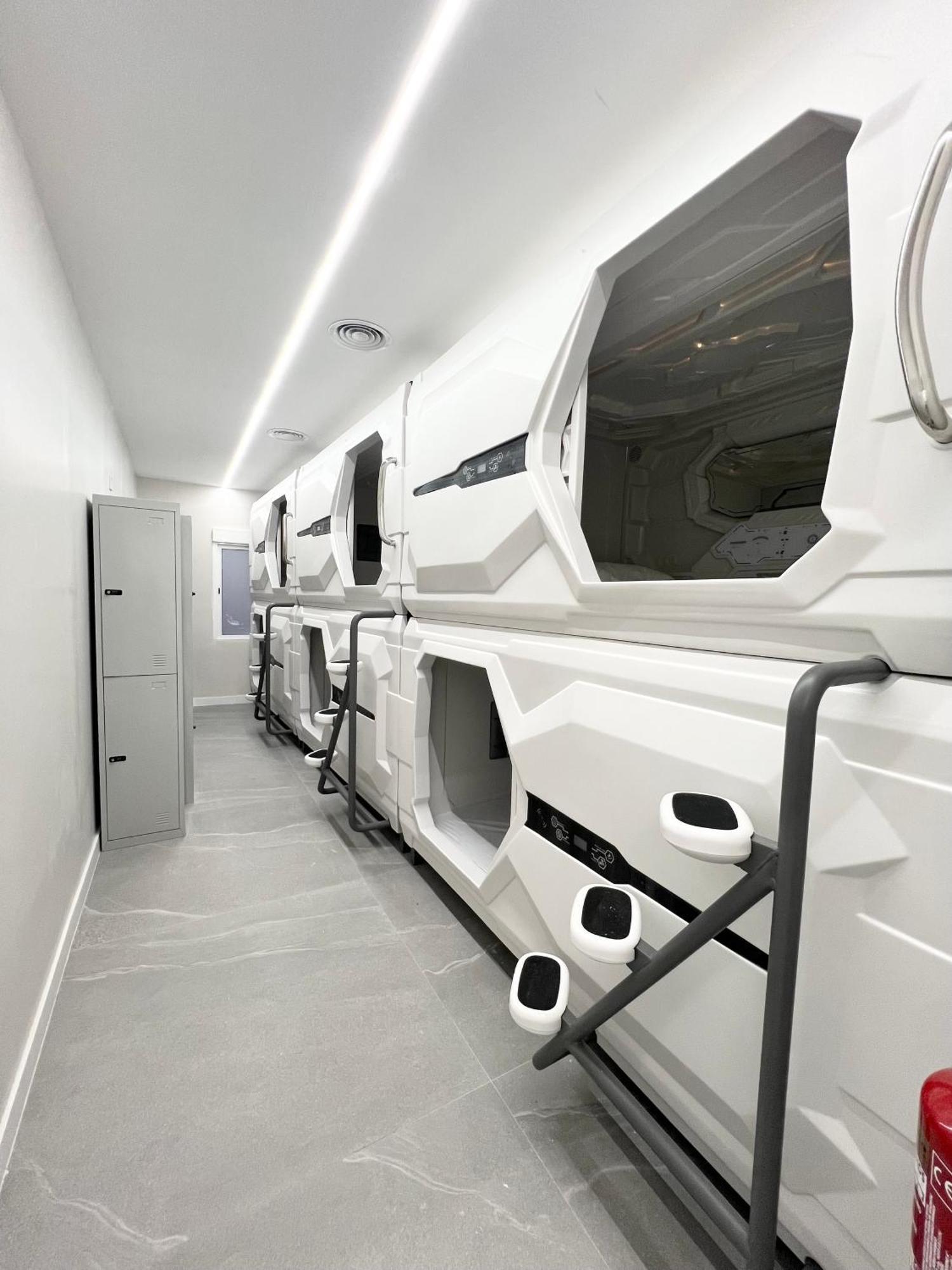 Hostel Space Capsule Madryt Zewnętrze zdjęcie