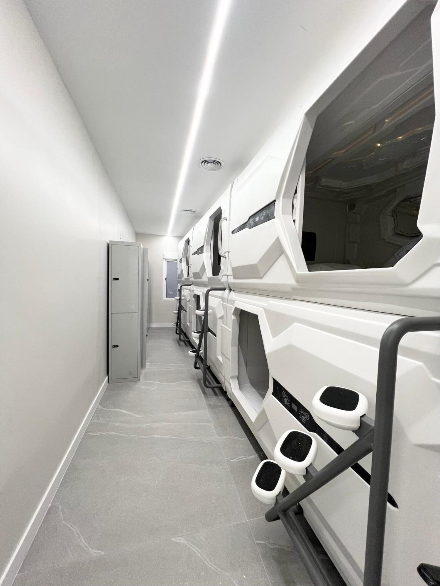 Hostel Space Capsule Madryt Zewnętrze zdjęcie