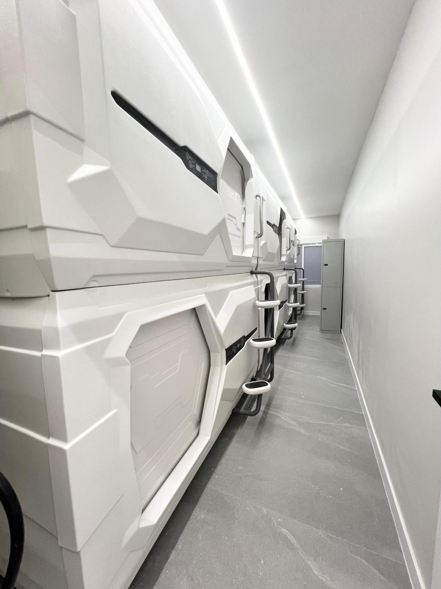 Hostel Space Capsule Madryt Zewnętrze zdjęcie