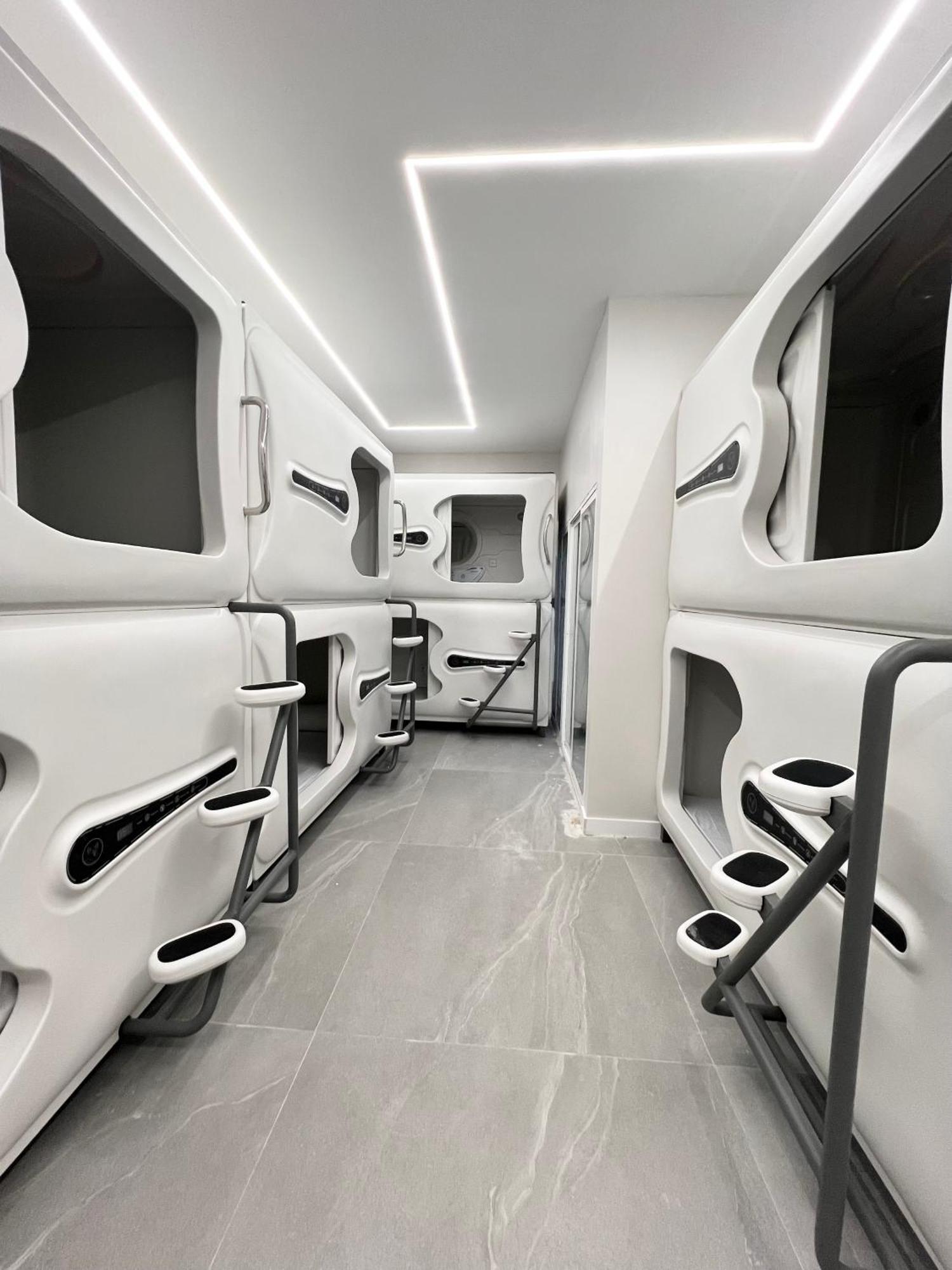 Hostel Space Capsule Madryt Zewnętrze zdjęcie