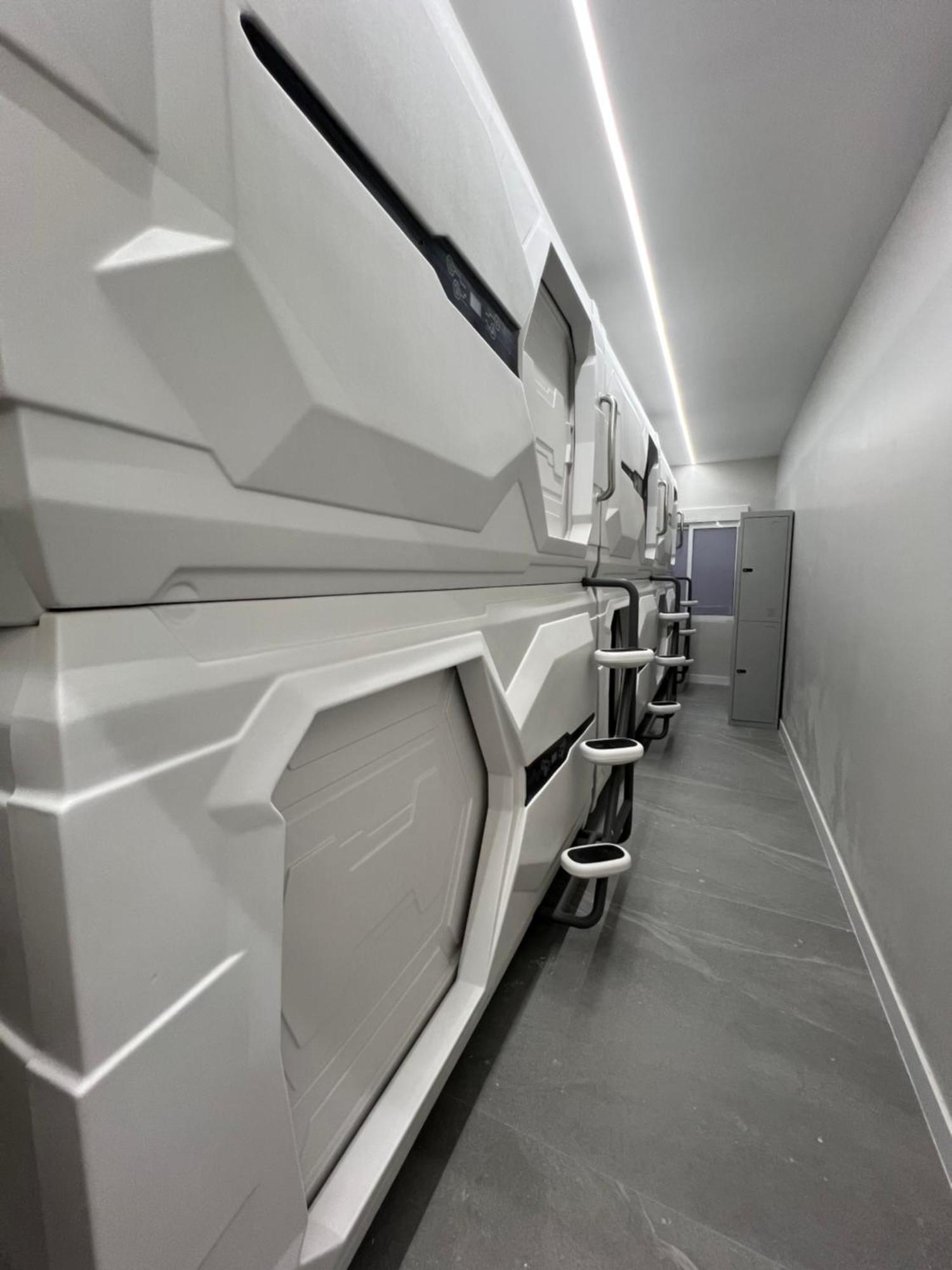 Hostel Space Capsule Madryt Zewnętrze zdjęcie