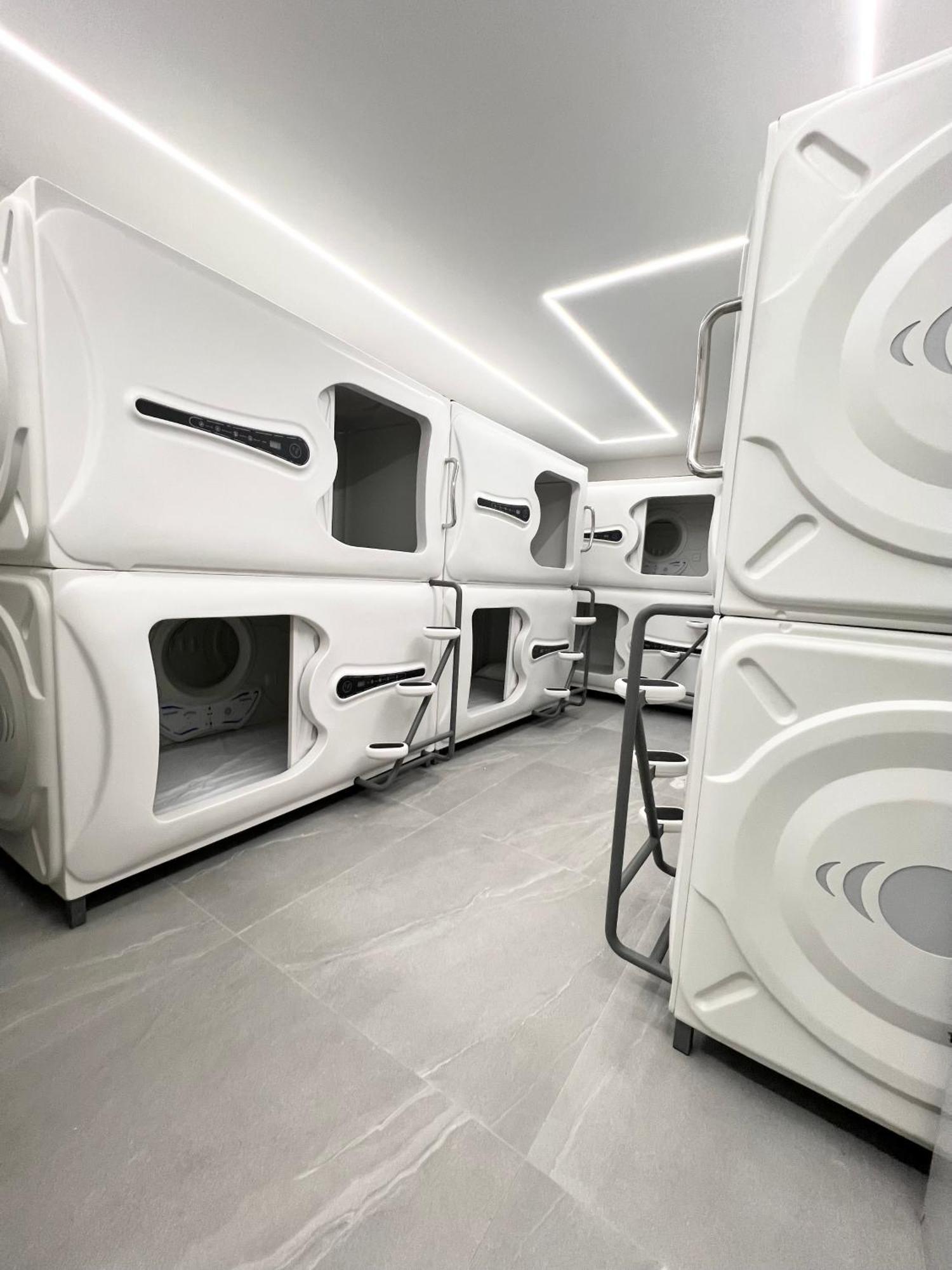 Hostel Space Capsule Madryt Zewnętrze zdjęcie