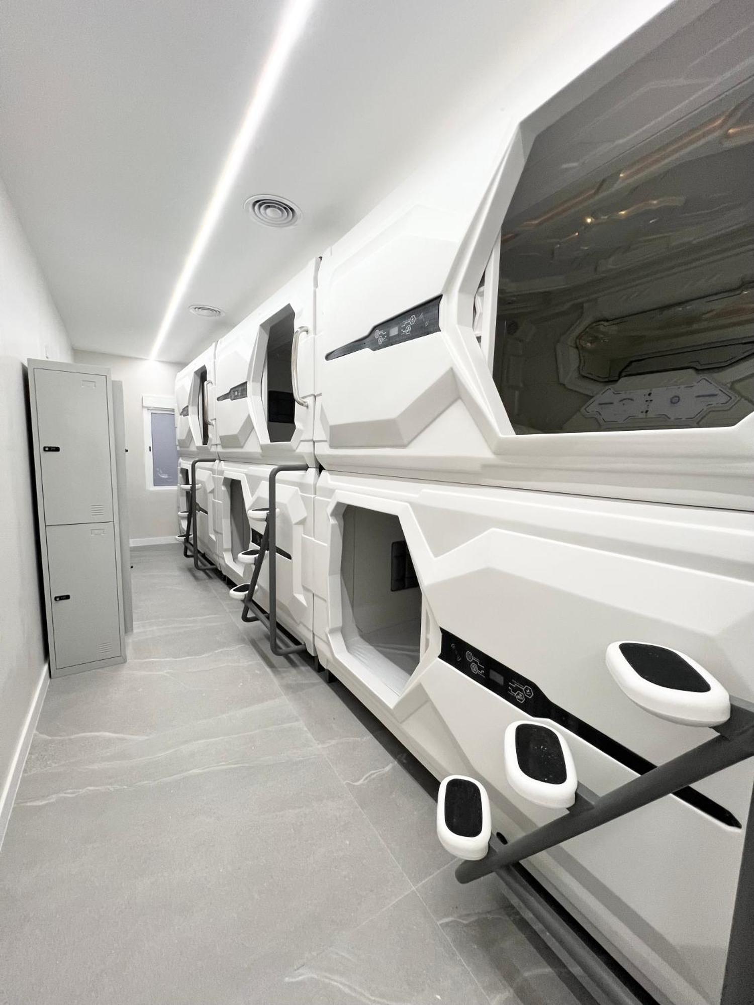 Hostel Space Capsule Madryt Zewnętrze zdjęcie