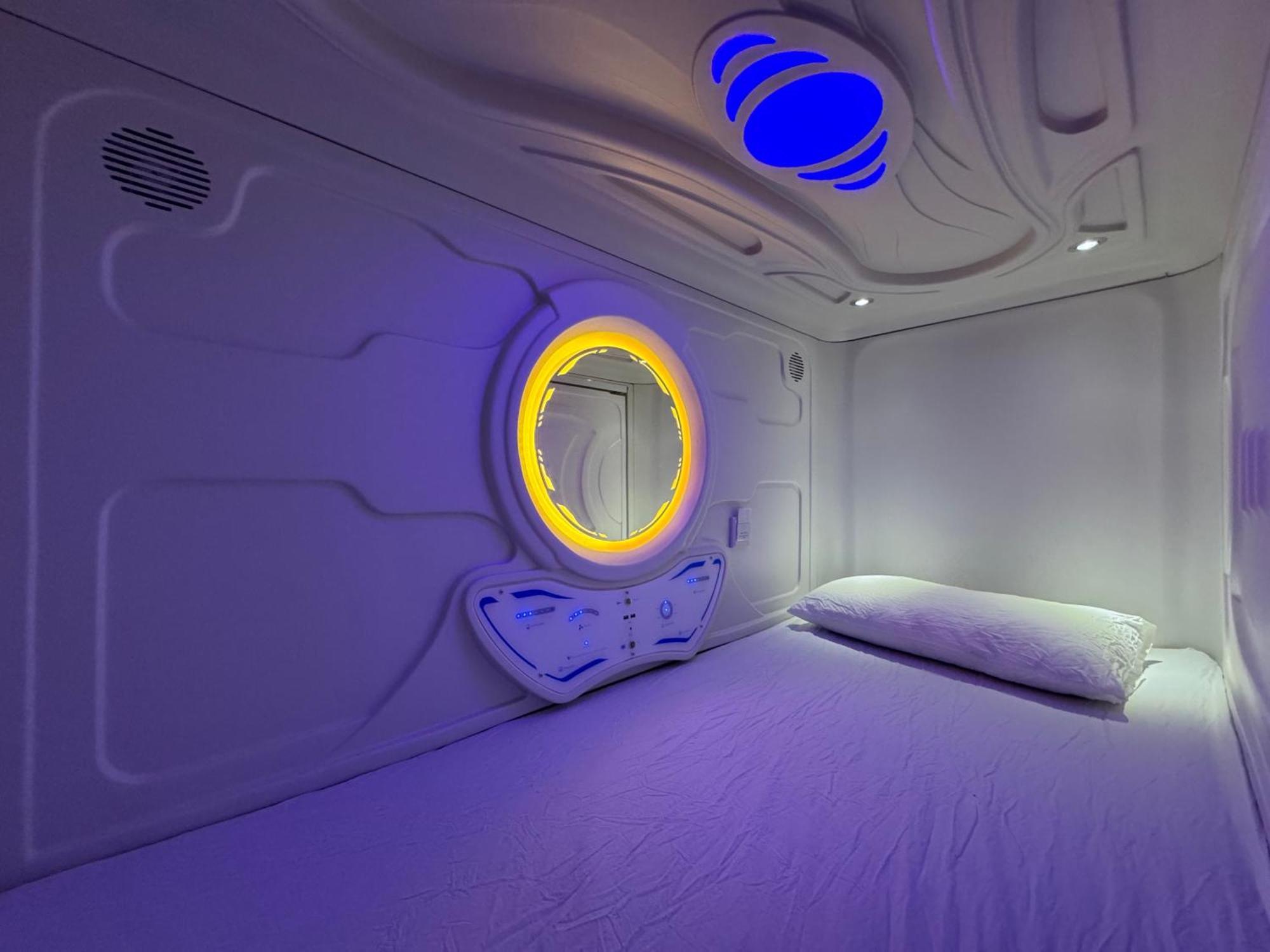 Hostel Space Capsule Madryt Zewnętrze zdjęcie