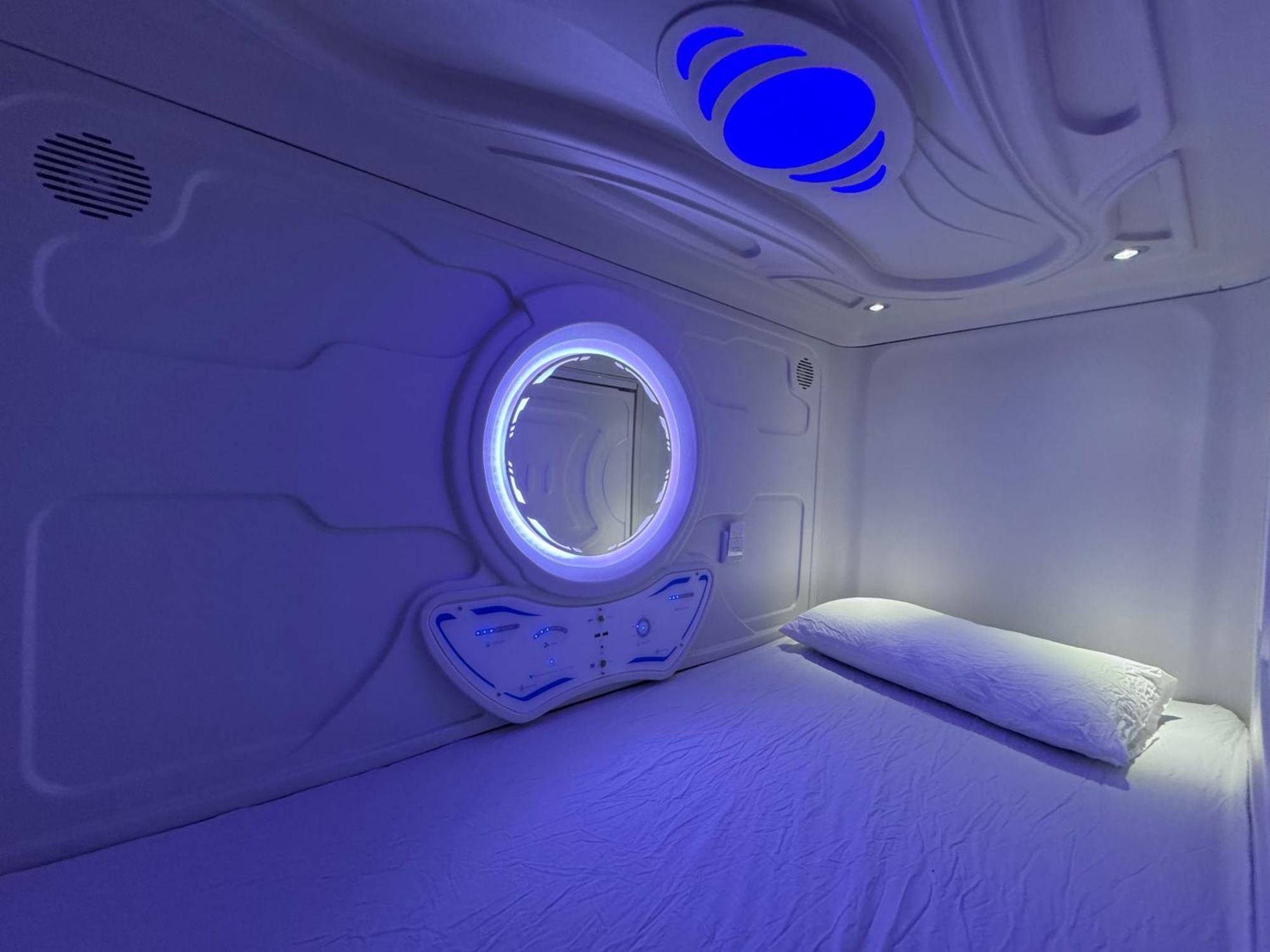 Hostel Space Capsule Madryt Zewnętrze zdjęcie