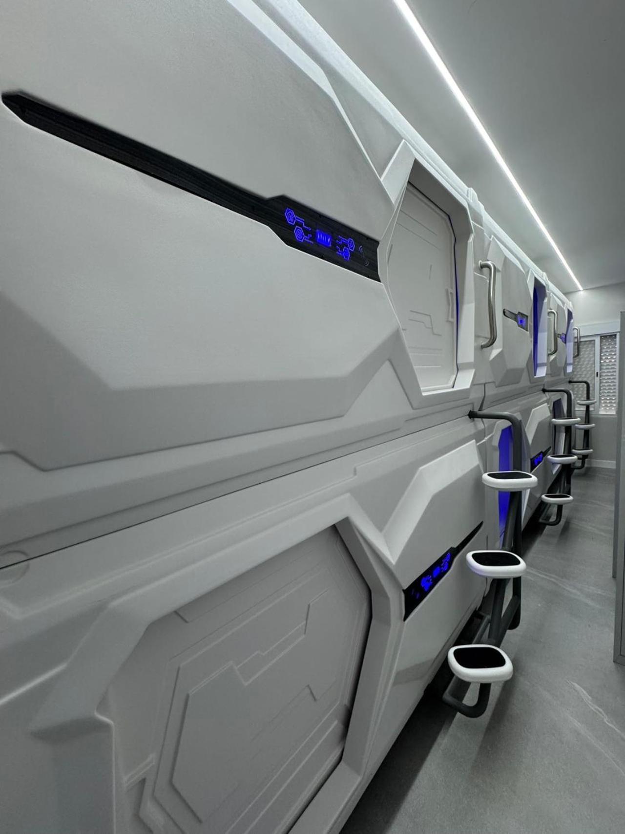 Hostel Space Capsule Madryt Zewnętrze zdjęcie