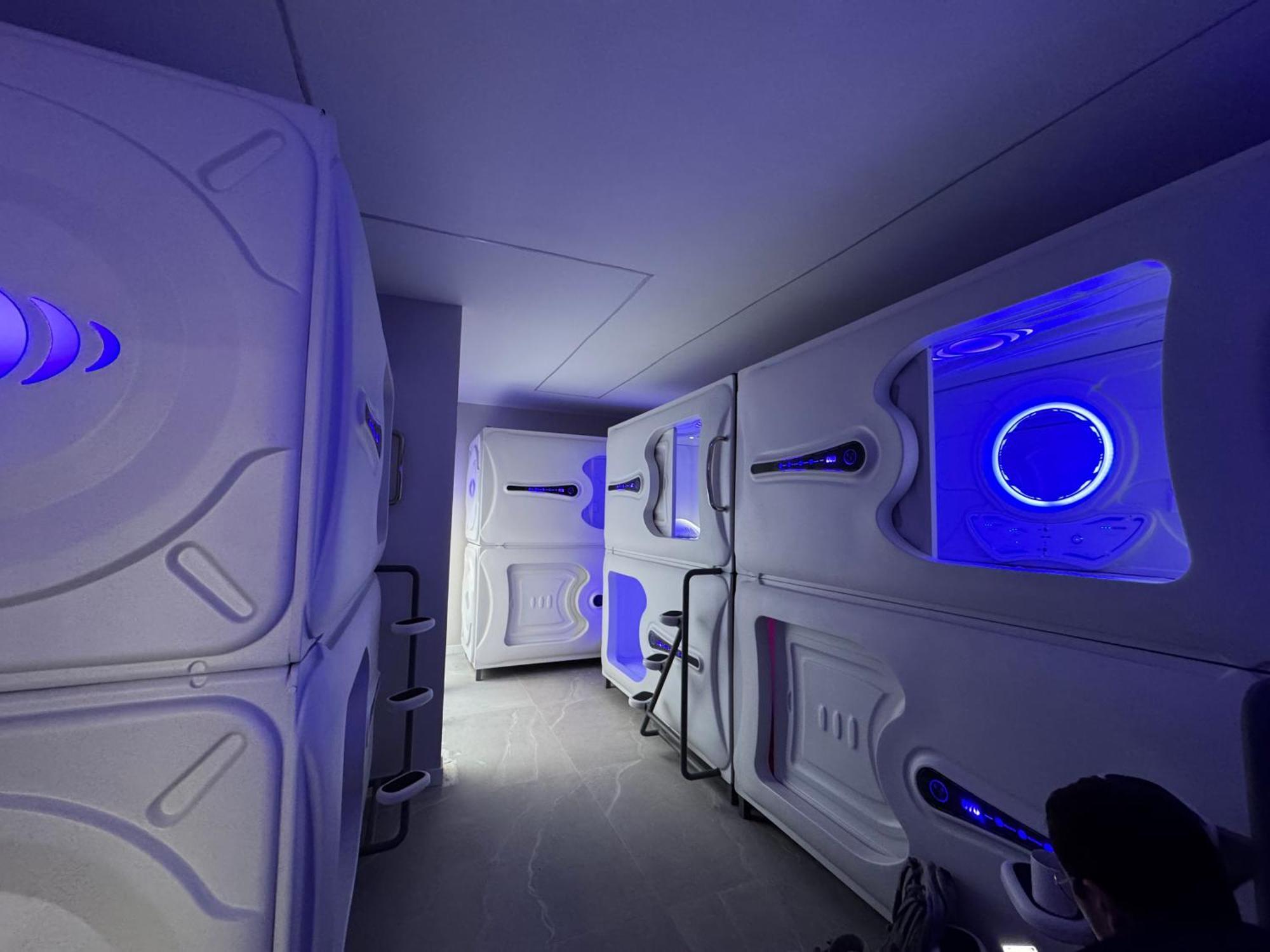 Hostel Space Capsule Madryt Zewnętrze zdjęcie