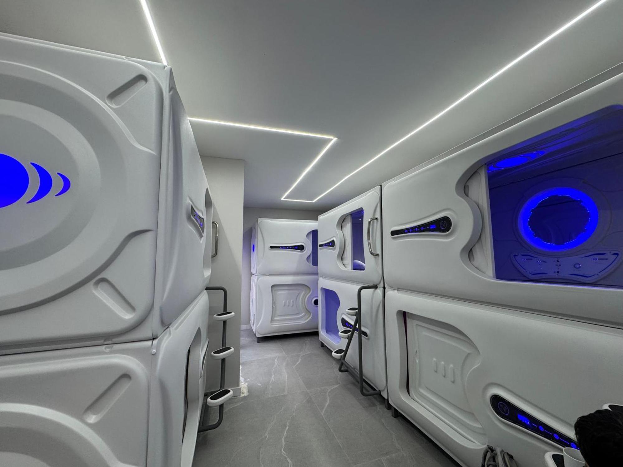 Hostel Space Capsule Madryt Zewnętrze zdjęcie